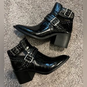 Steve Madden “Andy” ankle bootie, worn once! Fake crocodile leather, rubber heel
